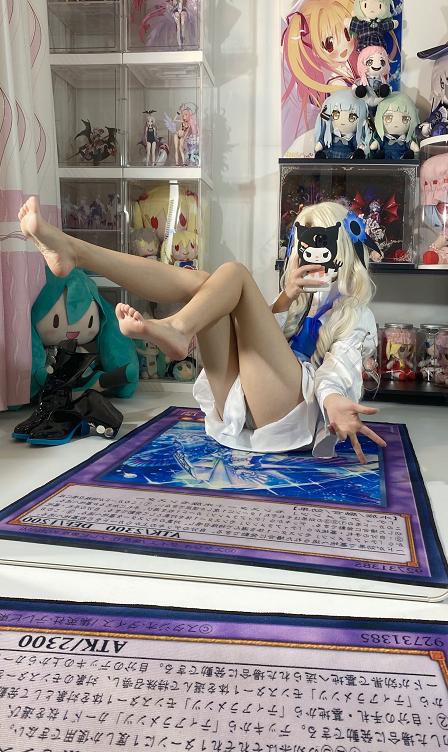 白栎Shirly异世界情绪:宅房收藏感里的蓝白幻想少女