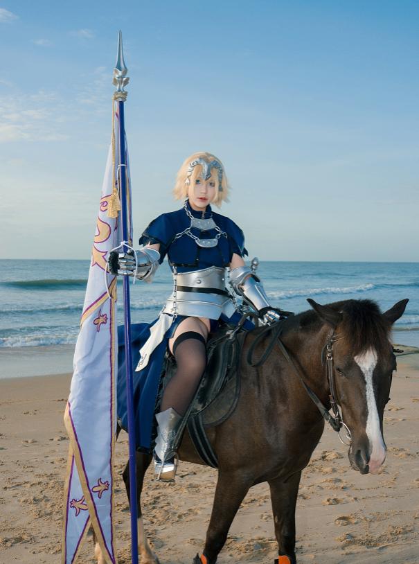 Puy Puy Jeanne Ruler站在海边举旗那一刻,像一段远征开场