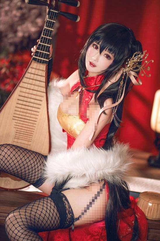 琵琶旁的羽生三未,把碧蓝航线大凤旗袍拍成了红幕旧梦