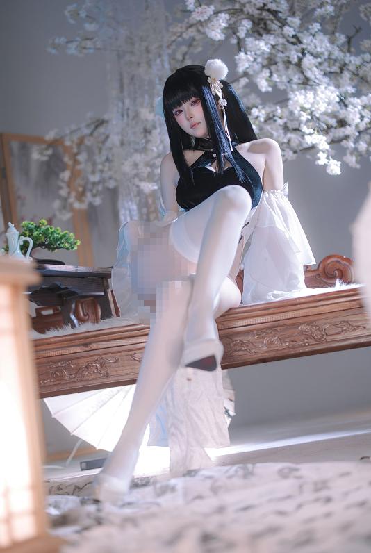 屿鱼把碧蓝航线史特拉塞拍进樱色书案里,艳书美玉这版意外很有古典冷感