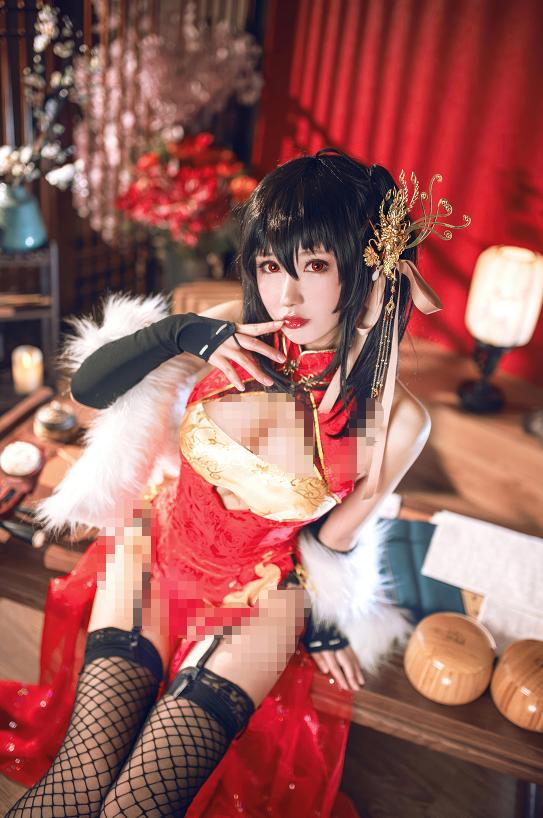 琵琶旁的羽生三未,把碧蓝航线大凤旗袍拍成了红幕旧梦
