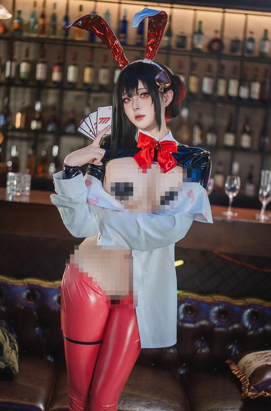 Natsuko夏夏子把NIKKE露姬带进夜吧,像刚赢下一局牌的红兔女郎