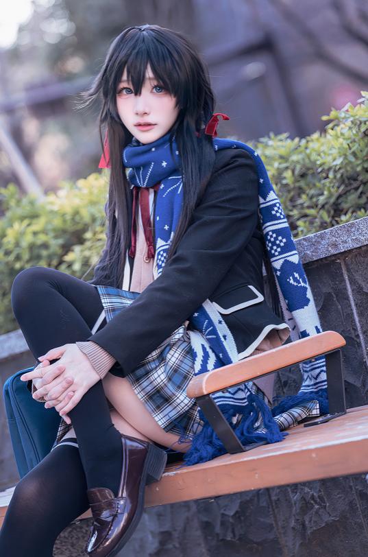 幼愛Youmeko镜头下的雪之下雪乃,冬日街角JK制服有种放学后的清冷感