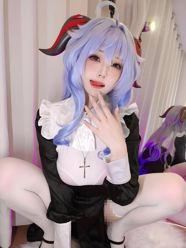 蜜汁猫裘镜头里的原神甘雨修女,白帘紫光下像一场安静祈愿