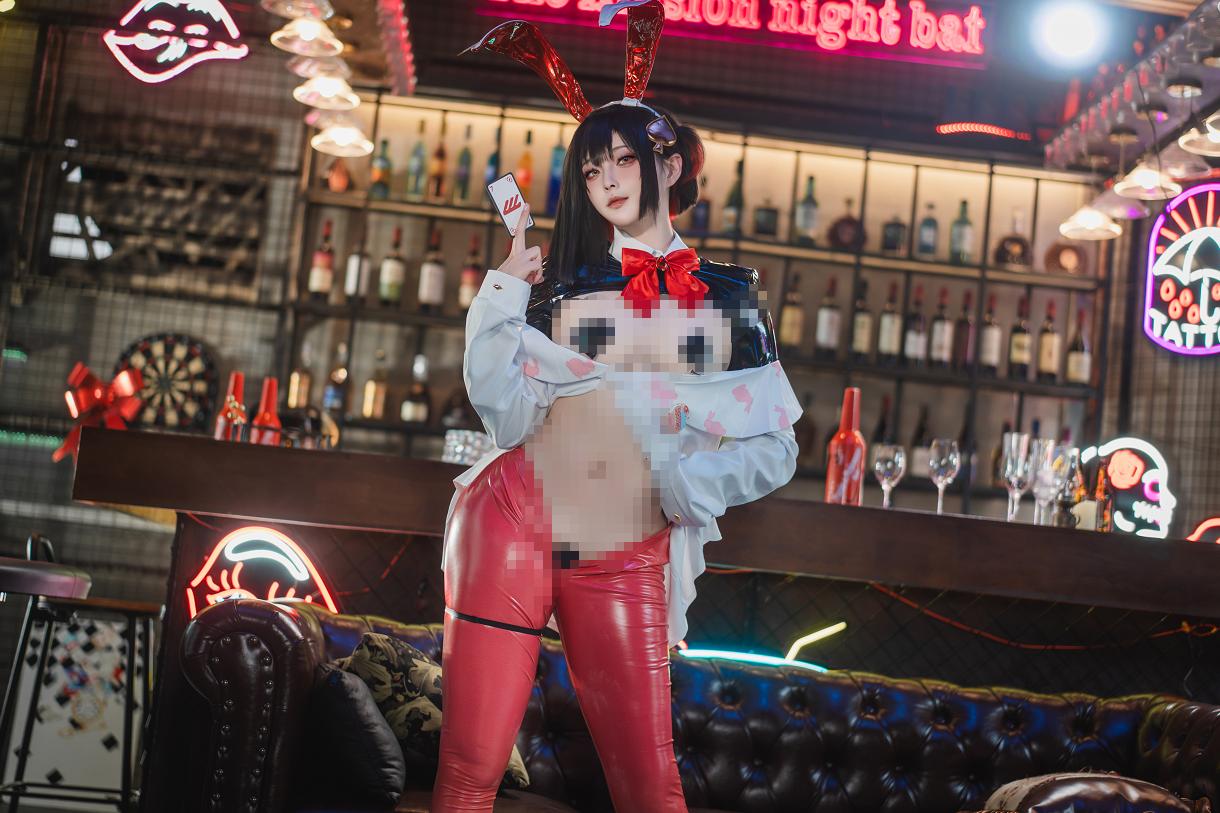 Natsuko夏夏子把NIKKE露姬带进夜吧,像刚赢下一局牌的红兔女郎