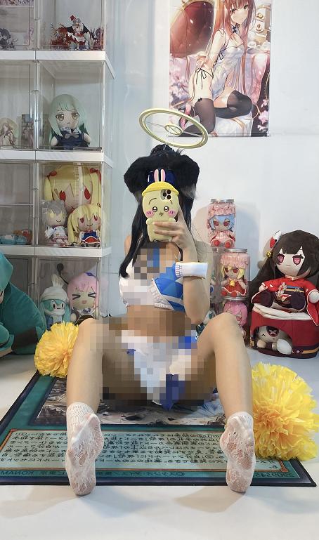白栎Shirly这套蔚蓝档案猫冢响,房间自拍感比应援团造型还先留下印象