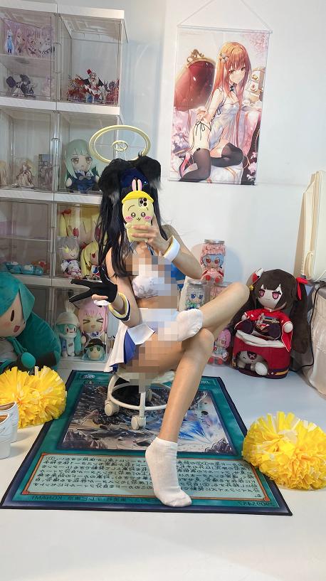 白栎Shirly这套蔚蓝档案猫冢响,房间自拍感比应援团造型还先留下印象