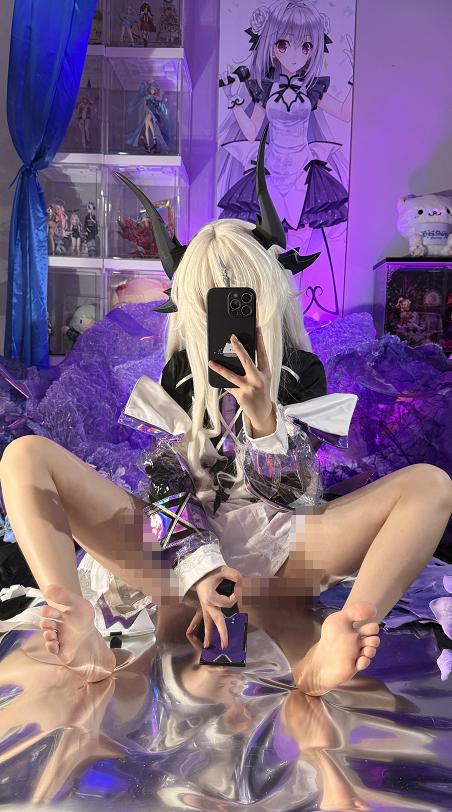 白栎Shirly死芒·爱布拉娜这一组，像被紫蓝灯光困在房间里的明日方舟角色