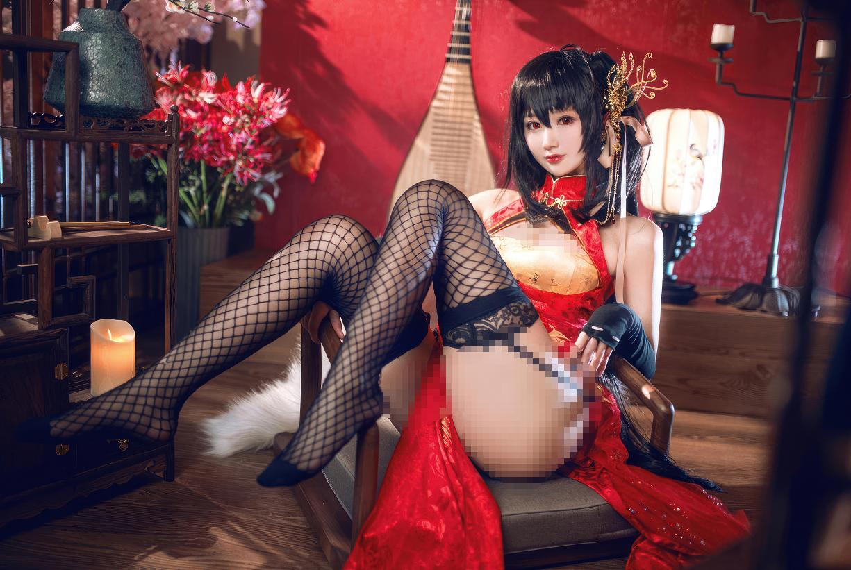 琵琶旁的羽生三未,把碧蓝航线大凤旗袍拍成了红幕旧梦