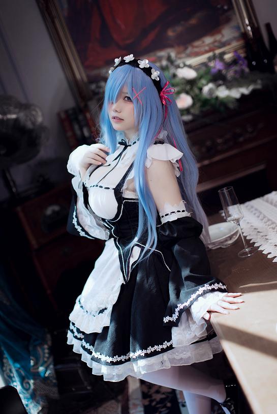阿半今天很开心把蕾姆女仆放进复古洋馆,蓝发与白花场景太有童话感