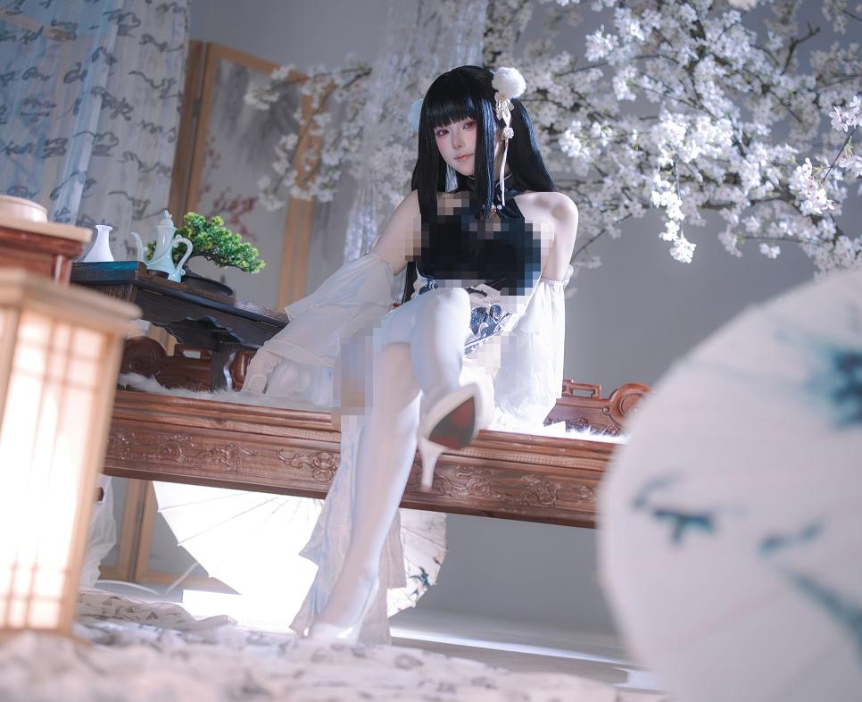 屿鱼把碧蓝航线史特拉塞拍进樱色书案里,艳书美玉这版意外很有古典冷感