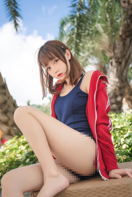 焖焖碳死库水这一组,红外套和泳池阳光真的很有夏天味