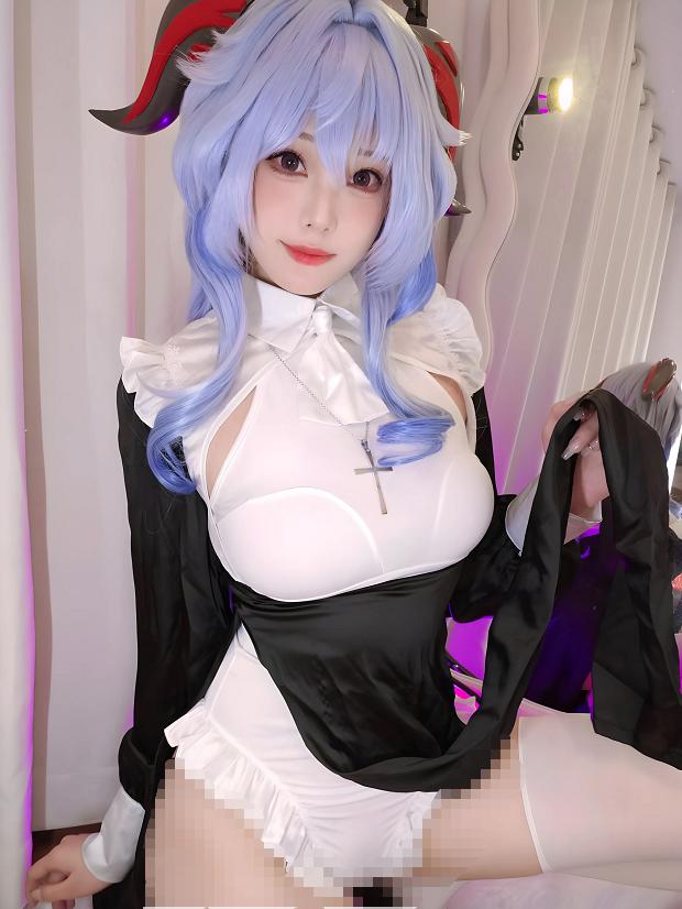 蜜汁猫裘镜头里的原神甘雨修女,白帘紫光下像一场安静祈愿