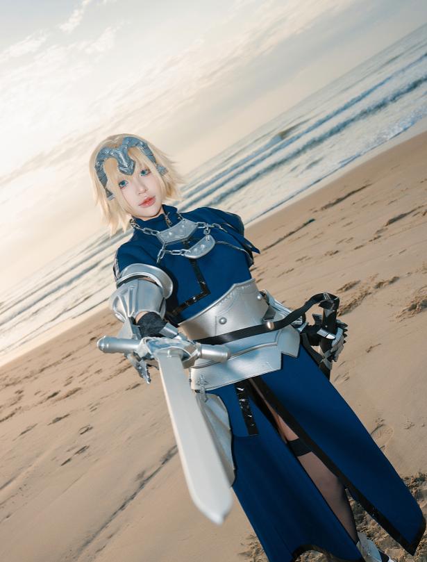 Puy Puy Jeanne Ruler站在海边举旗那一刻,像一段远征开场