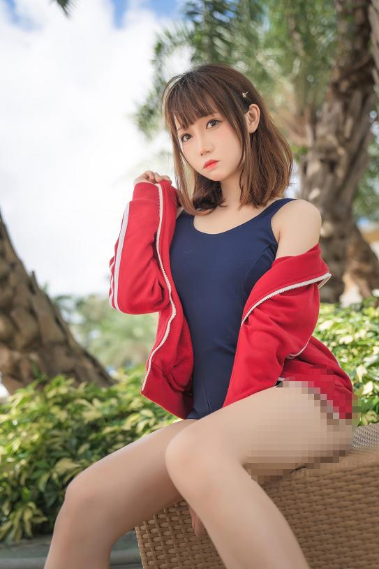 焖焖碳死库水这一组,红外套和泳池阳光真的很有夏天味