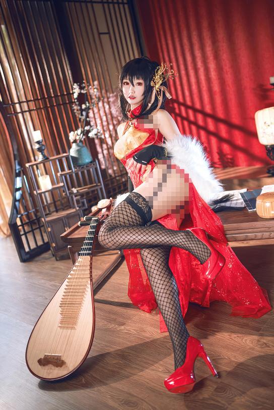 琵琶旁的羽生三未,把碧蓝航线大凤旗袍拍成了红幕旧梦
