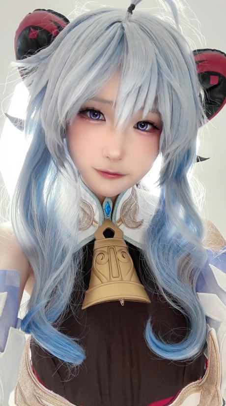 幼愛Youmeko甘雨这组变化挺多,从清冷仙兽到蓝白女仆都有看点