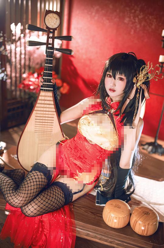 琵琶旁的羽生三未,把碧蓝航线大凤旗袍拍成了红幕旧梦