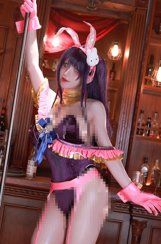 桜满三时星野爱同人兔女郎,酒馆暖光里的舞台感很抓眼