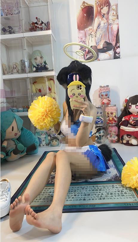 白栎Shirly这套蔚蓝档案猫冢响,房间自拍感比应援团造型还先留下印象