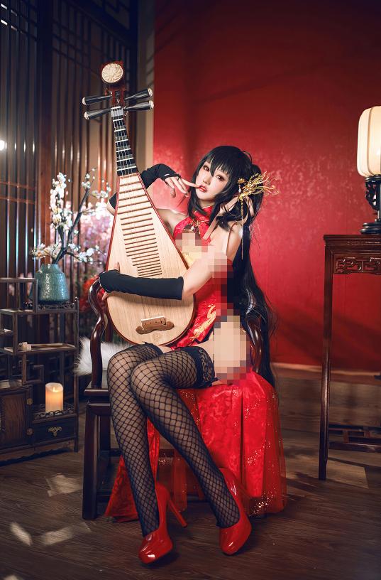 琵琶旁的羽生三未,把碧蓝航线大凤旗袍拍成了红幕旧梦