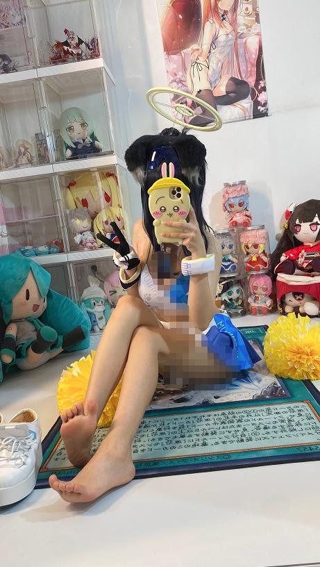 白栎Shirly这套蔚蓝档案猫冢响,房间自拍感比应援团造型还先留下印象