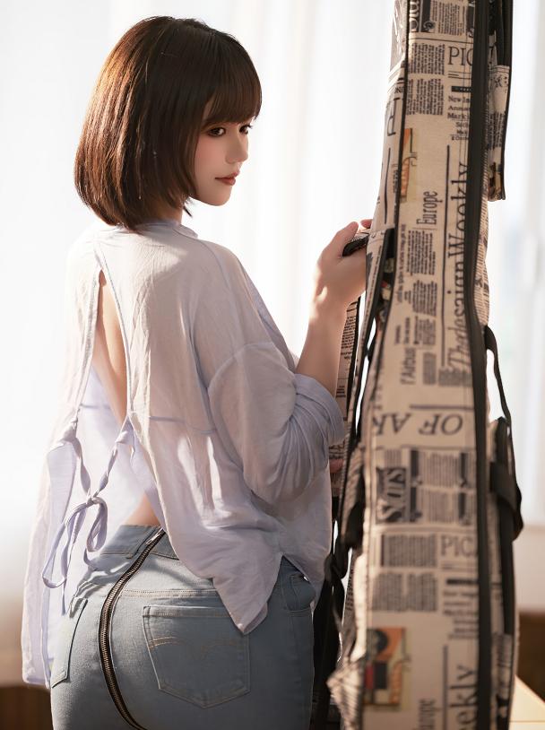小仓千代w抱着吉他坐进午后暖光,短发少女的房间感很耐看