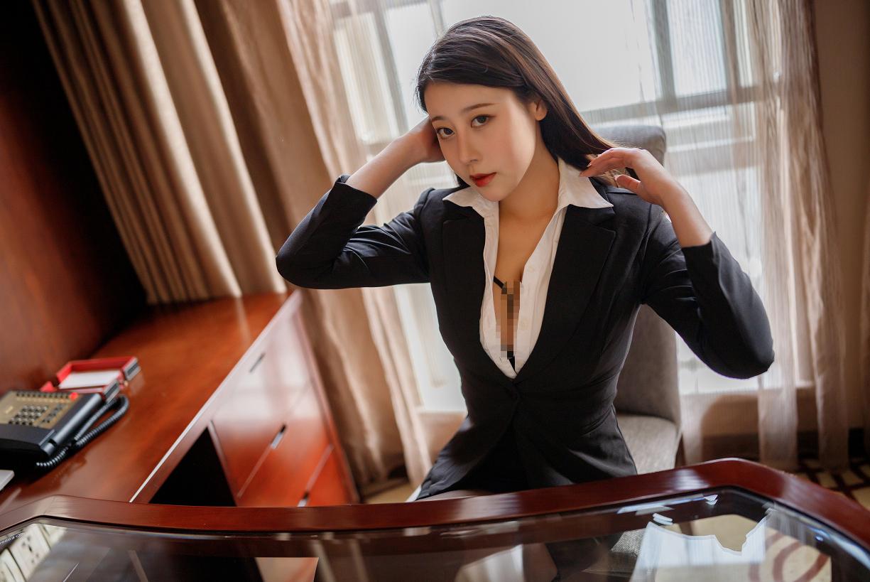 奈汐酱nice把私人秘书拍成了午后房间里的一段职场电影
