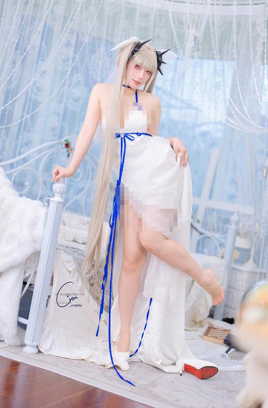 Cien恩恩这组可畏八周年礼服,有种被蓝白纱幔包住的温柔贵气