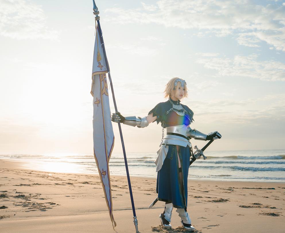 Puy Puy Jeanne Ruler站在海边举旗那一刻,像一段远征开场