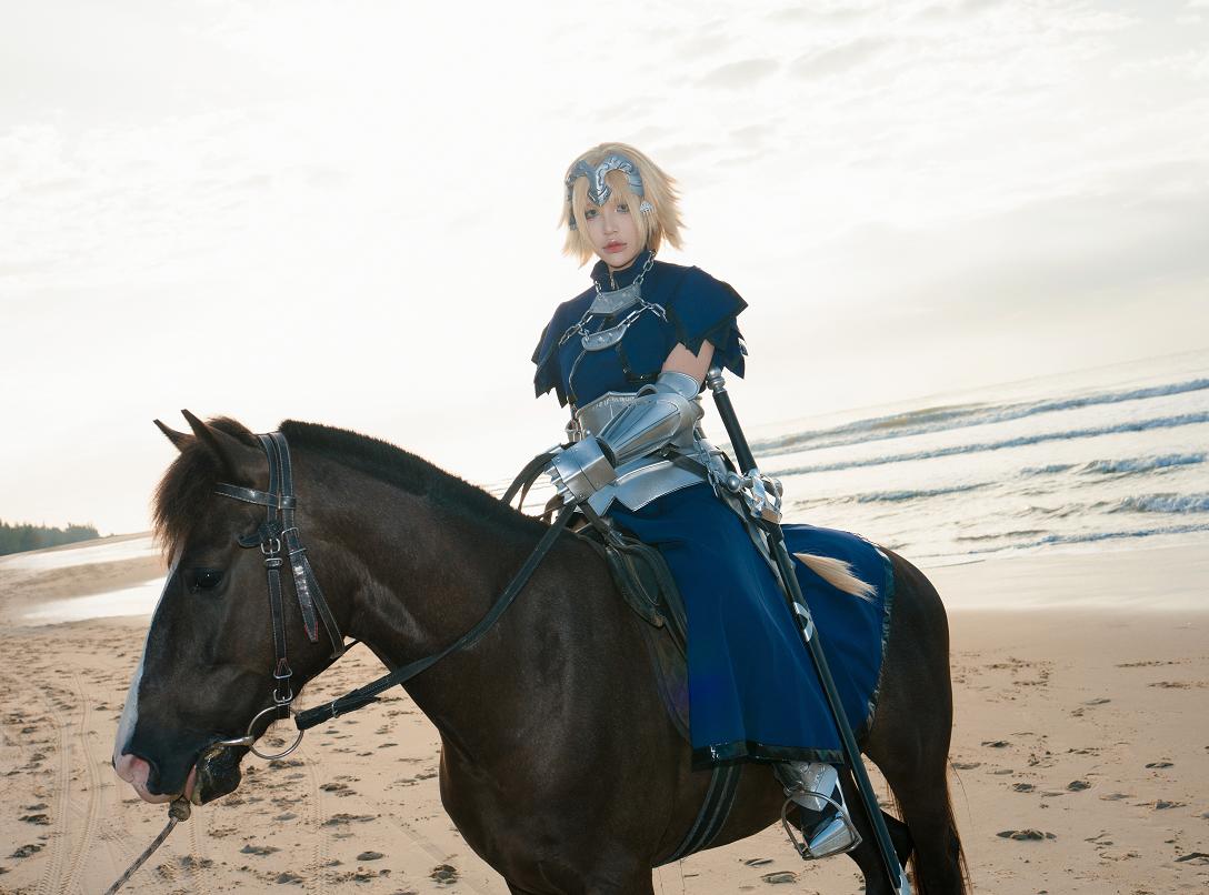 Puy Puy Jeanne Ruler站在海边举旗那一刻,像一段远征开场