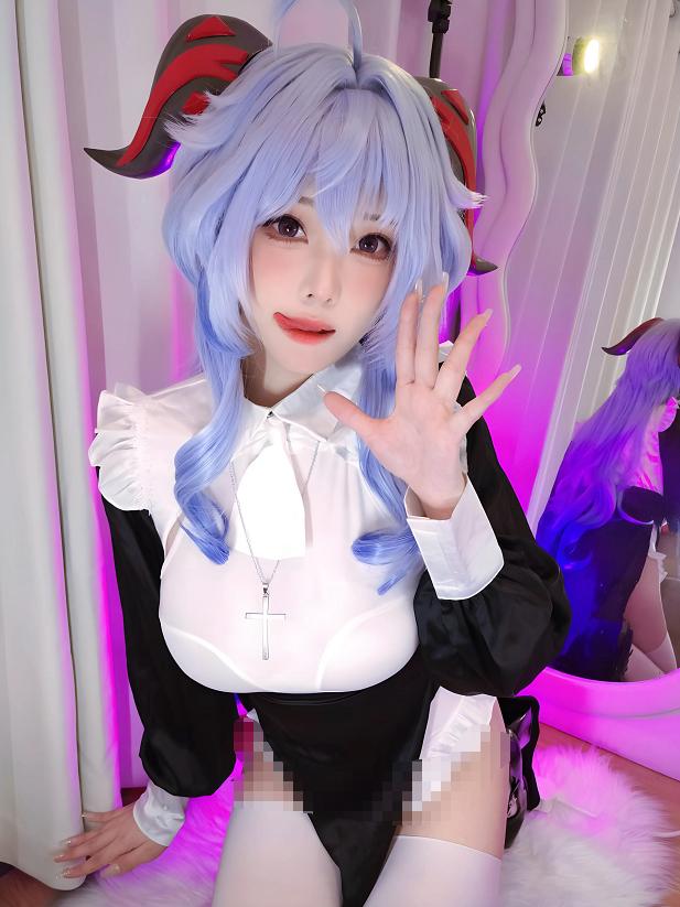 蜜汁猫裘镜头里的原神甘雨修女,白帘紫光下像一场安静祈愿