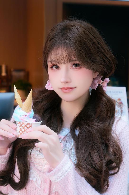 鹿八岁baby的恋爱日记像一场软粉色约会，从甜品店到厨房都很有生活感