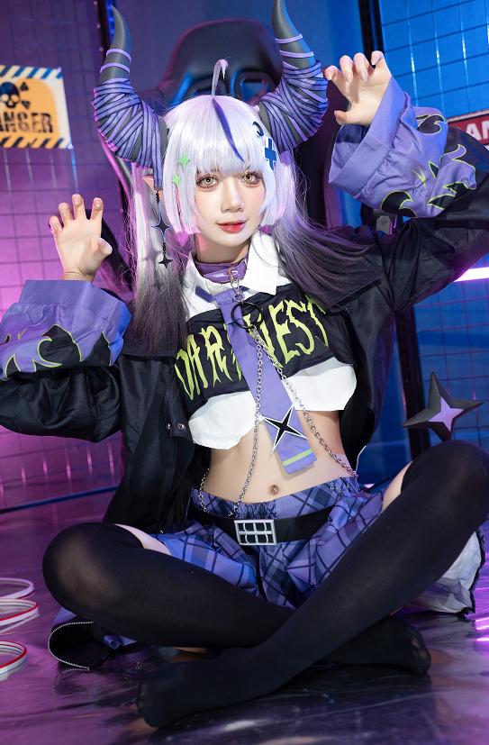PoppaChan这组Laplus新衣装一亮相,霓虹危险区的小恶魔感就出来了