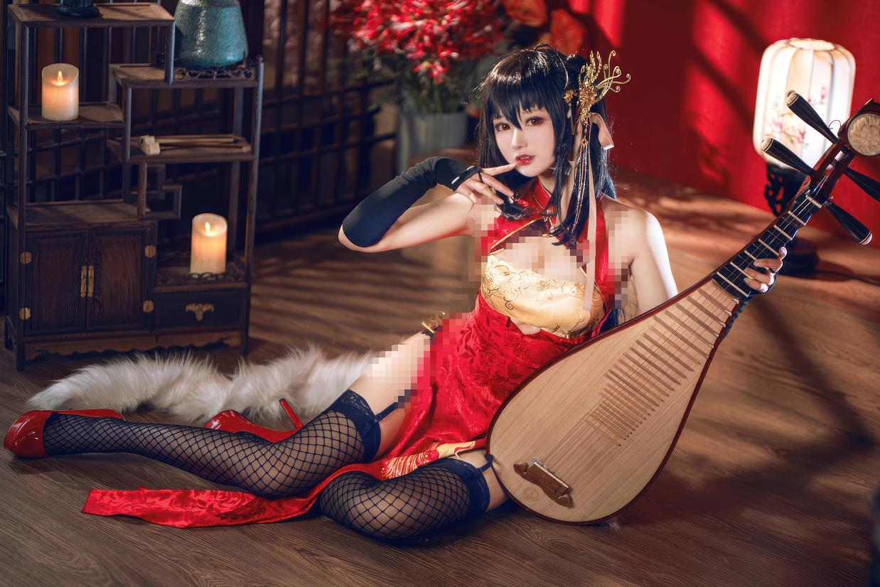琵琶旁的羽生三未,把碧蓝航线大凤旗袍拍成了红幕旧梦