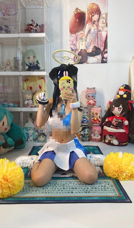 白栎Shirly这套蔚蓝档案猫冢响,房间自拍感比应援团造型还先留下印象
