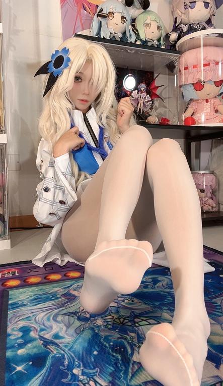 白栎Shirly异世界情绪:宅房收藏感里的蓝白幻想少女