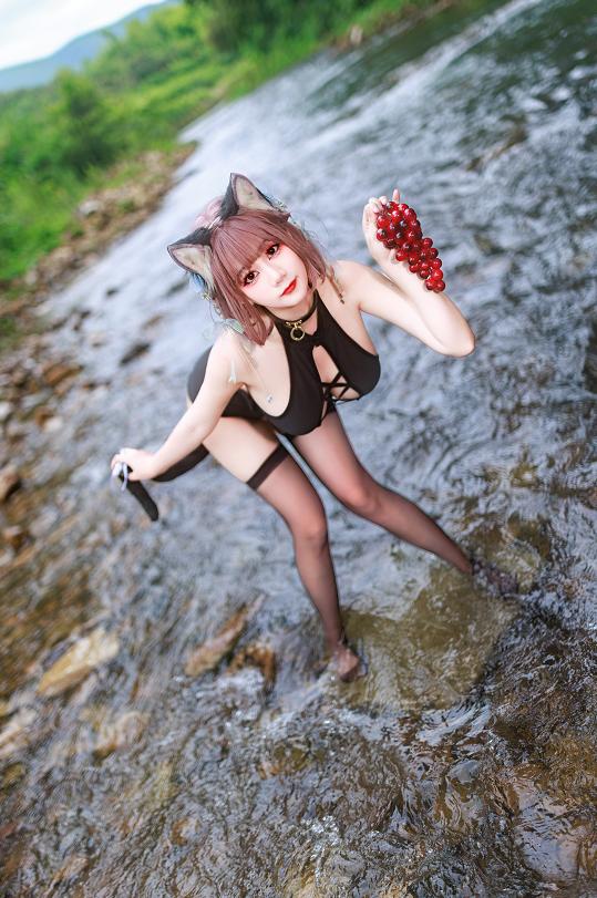 阿雪雪把戏水猫猫拍成溪边夏天的小野性