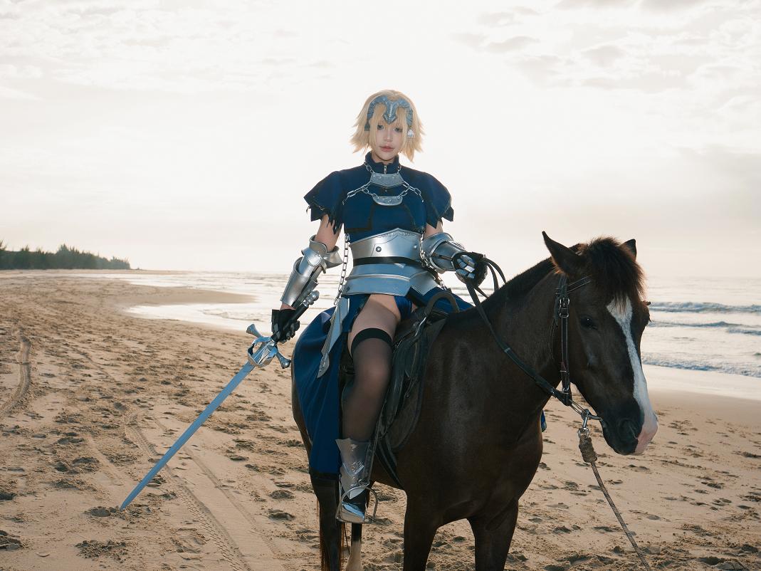 Puy Puy Jeanne Ruler站在海边举旗那一刻,像一段远征开场