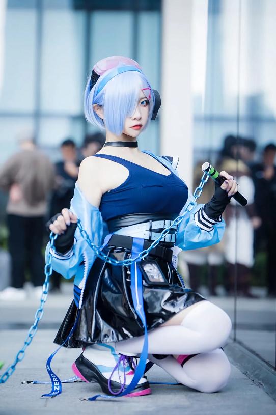 二佐Nisa与宮本桜这组蕾姆拉姆场照，蓝粉双子在街景里特别有活力
