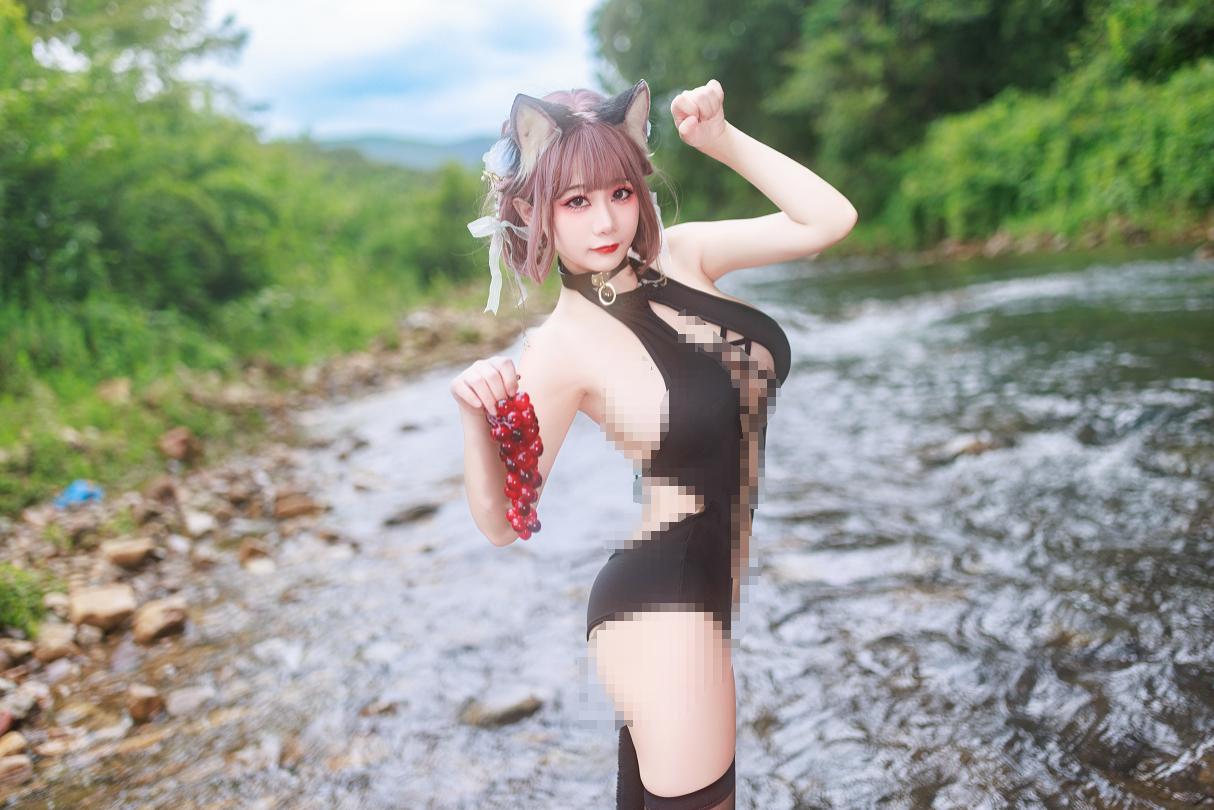 阿雪雪把戏水猫猫拍成溪边夏天的小野性
