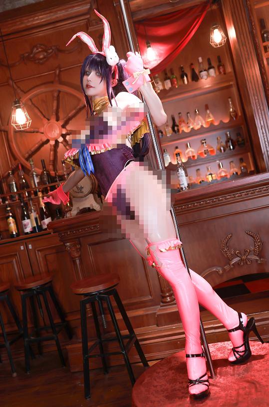 桜满三时星野爱同人兔女郎,酒馆暖光里的舞台感很抓眼