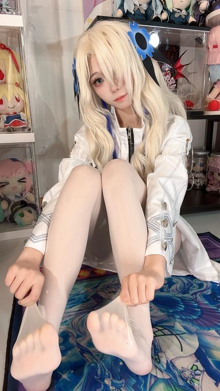 白栎Shirly异世界情绪:宅房收藏感里的蓝白幻想少女