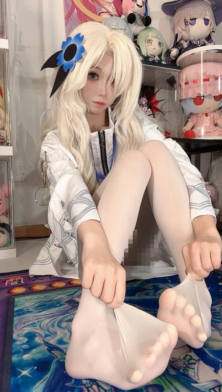 白栎Shirly异世界情绪:宅房收藏感里的蓝白幻想少女