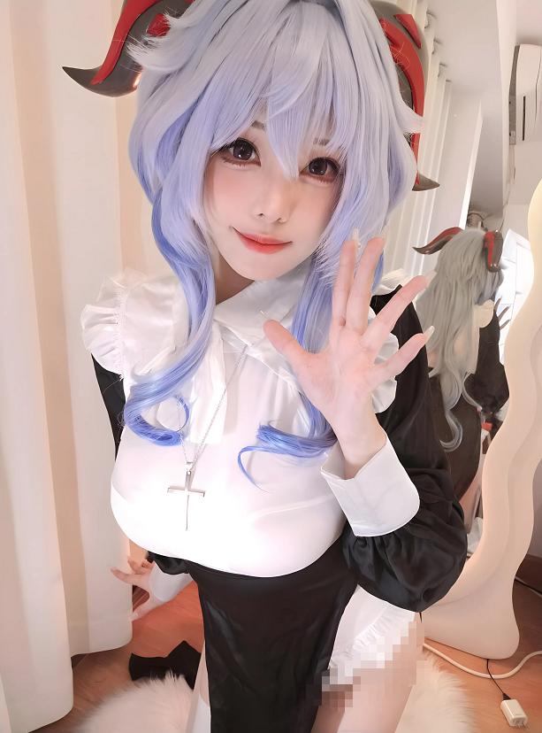 蜜汁猫裘镜头里的原神甘雨修女,白帘紫光下像一场安静祈愿