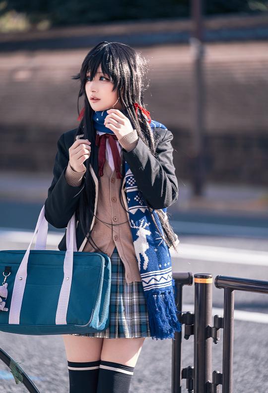幼愛Youmeko镜头下的雪之下雪乃,冬日街角JK制服有种放学后的清冷感