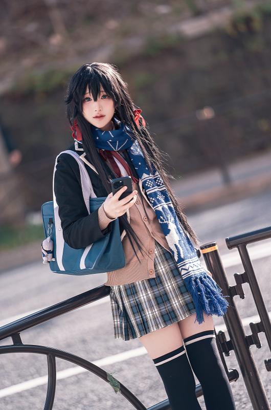 幼愛Youmeko镜头下的雪之下雪乃,冬日街角JK制服有种放学后的清冷感