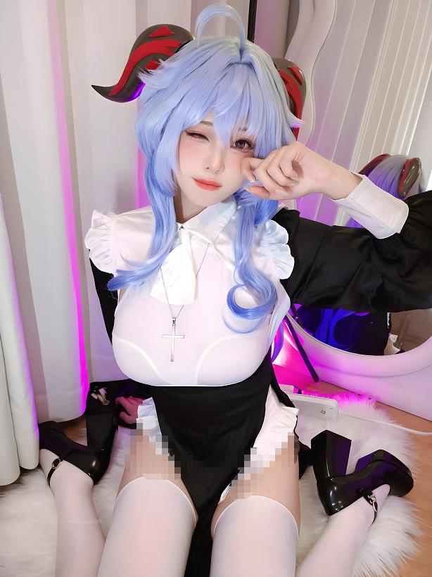 蜜汁猫裘镜头里的原神甘雨修女,白帘紫光下像一场安静祈愿