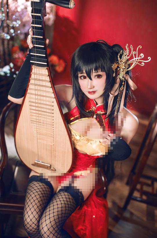琵琶旁的羽生三未,把碧蓝航线大凤旗袍拍成了红幕旧梦