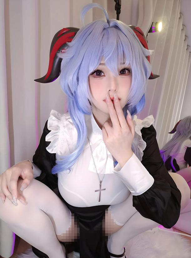 蜜汁猫裘镜头里的原神甘雨修女,白帘紫光下像一场安静祈愿